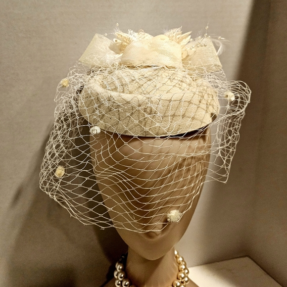 Elegant British Style Cream Pillbox Fascinator with Dotted Veil NWT main image 12